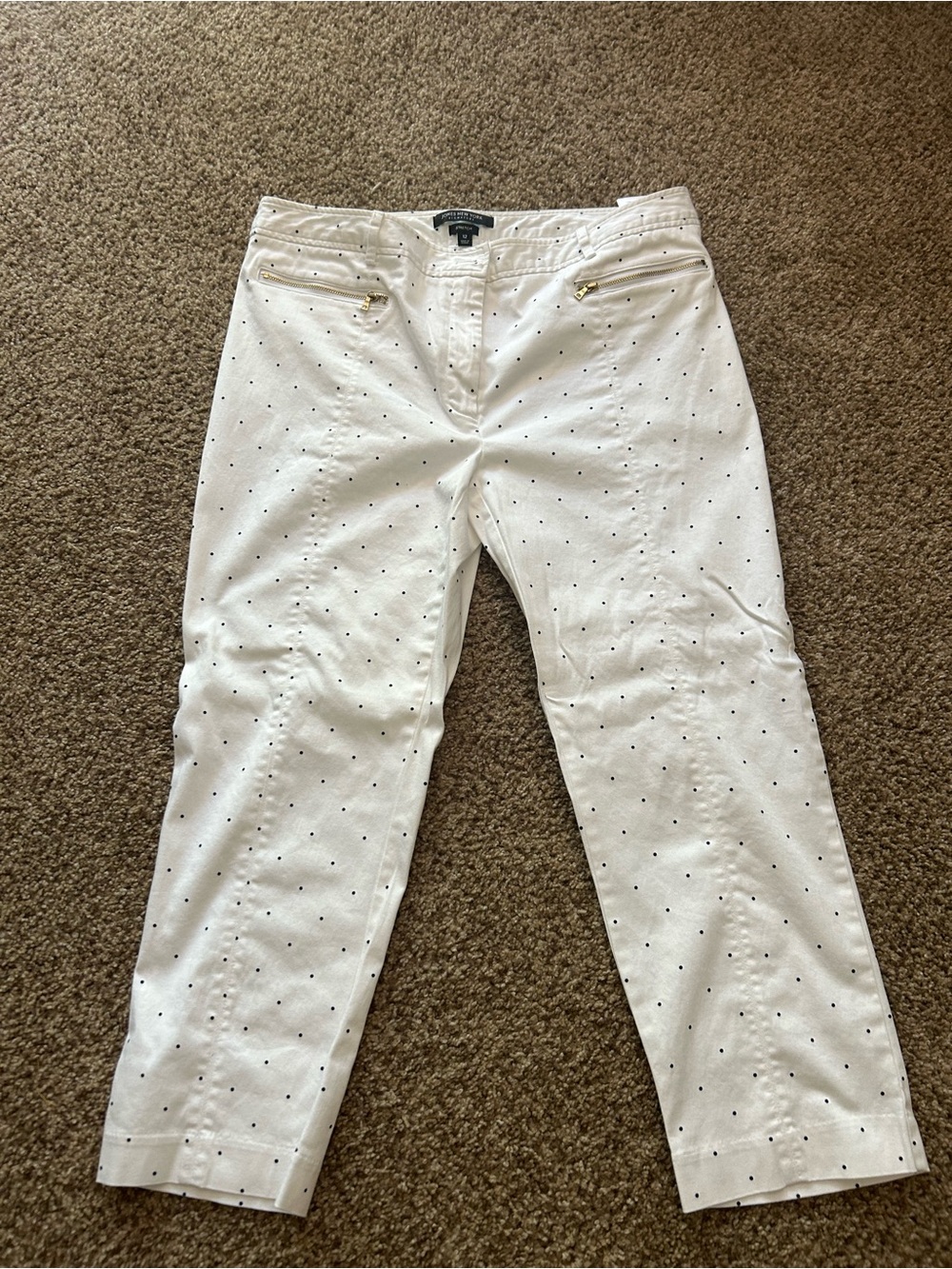 Jones New York White Cropped Pants with Black Dot Print